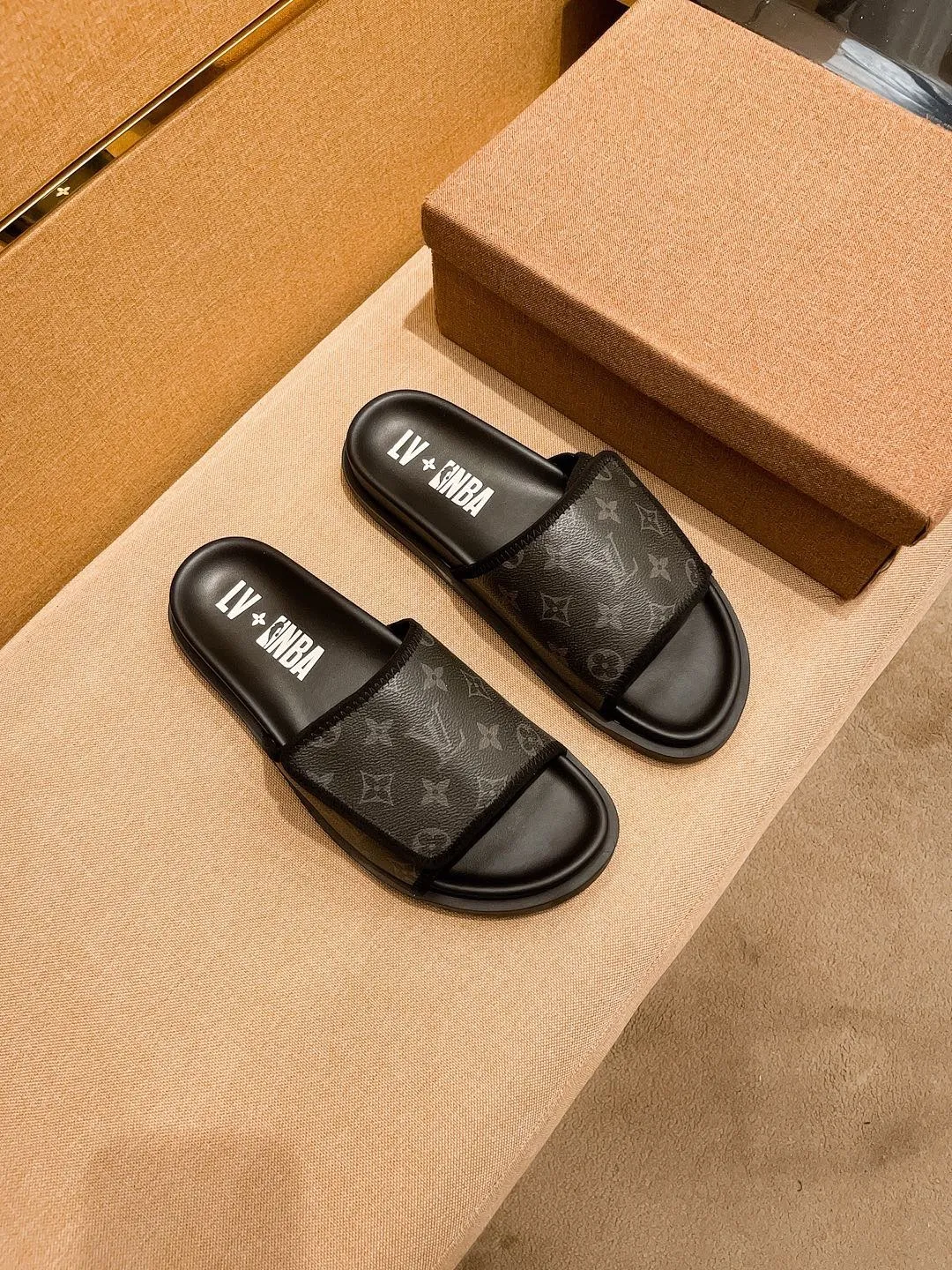 Men's men's shoes💰 300💰New model on the market🔥 [LV🔥 Louis Vuitton slippers] High-end 1:1 mold customization, original upgraded version of the outsole, lighter and non-slip. The market's top quality, fashionable and trendy, versatile and popular, simple yet tasteful, a must-have for fashionistas, exuding a fashionable and casual atmosphere, fashion is at your feet, full of confidence, the same style at the counter 👍The season of spring and summer slippers is here, super beautiful to wear, 38-44 1⃣️colors available🔥
